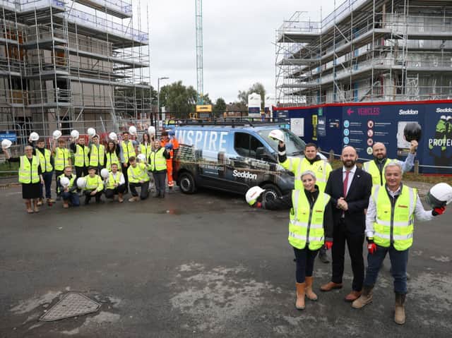 <p>Seddon apprentices meet Salford mayor Paul Dennett at a development of 51 new council homes in Clifton Green. Credit: Seddon</p>
