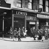 Shoppers outside Lewis’s on Market Street, Manchester, August 1931. (Photo by J. A. Hampton/Topical Press Agency/Hulton Archive/Getty Images)