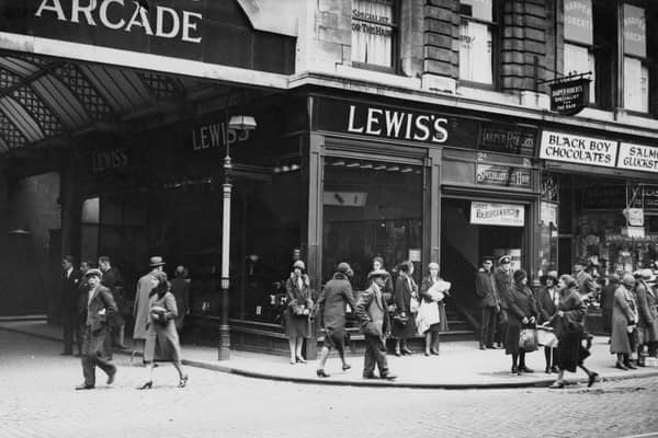 Shoppers outside Lewis’s on Market Street, Manchester, August 1931. (Photo by J. A. Hampton/Topical Press Agency/Hulton Archive/Getty Images)