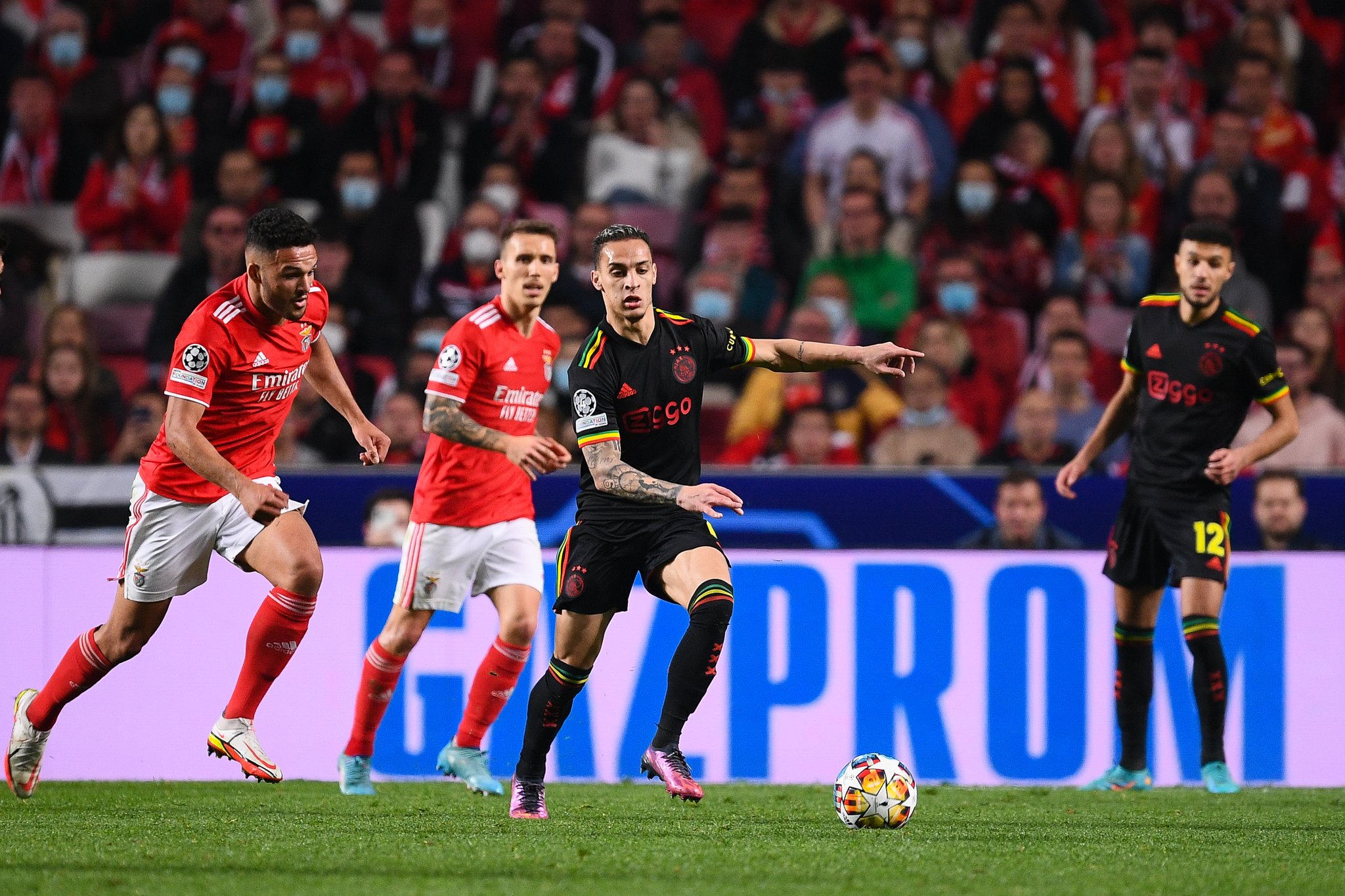 Als de Ajax-baas de verhuizing van Old Trafford voltooit, kan Manchester United zich richten op de Braziliaanse vleugelspeler en het Nederlandse centrum