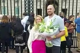 Tyson Fury laying flowers down outside Buckingham Palace with Paris Credit: Eileen Brown / SWNS