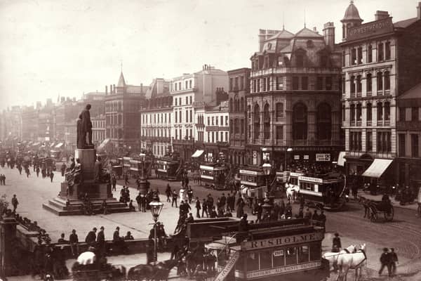 Piccadilly. The Duke of Wellington statue can been on the left. (Photo by James Valentine/Hulton Archive/Getty Images)