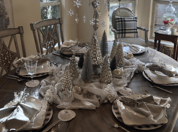 An example of a ‘modern’ Christmas dinner tablescape in silver and white. Pic: @elleandmavenue on Instagram.
