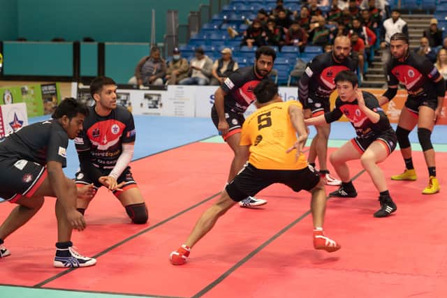 Birmingham Bulls defending a raid by a Wolverhampton Wolfpack player