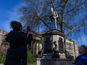 Star Wars B1-series battle droid with a message appears on controversial Edward Colston plinth in Bristol 