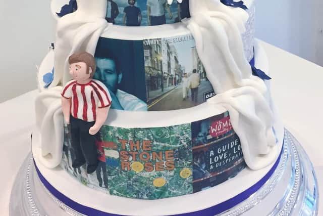 Sheffield United fan Shaun Littler and Manchester City supporting Caroline Oatway’s wedding cake Credit SWNS