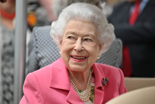 LONDON, ENGLAND - MAY 23: Queen Elizabeth II is given a tour by Keith Weed, President of the Royal Horticultural Society during a visit to The Chelsea Flower Show 2022 at the Royal Hospital Chelsea on May 23, 2022 in London, England. The Chelsea Flower Show returns to its usual place in the horticultural calendar after being cancelled in 2020 and postponed in 2021 due to the Covid pandemic. This year sees the Show celebrate the Queen’s Platinum Jubilee and also a theme of calm and mindfulness running through the garden designs. (Photo by Paul Grover - Pool / Getty Images)