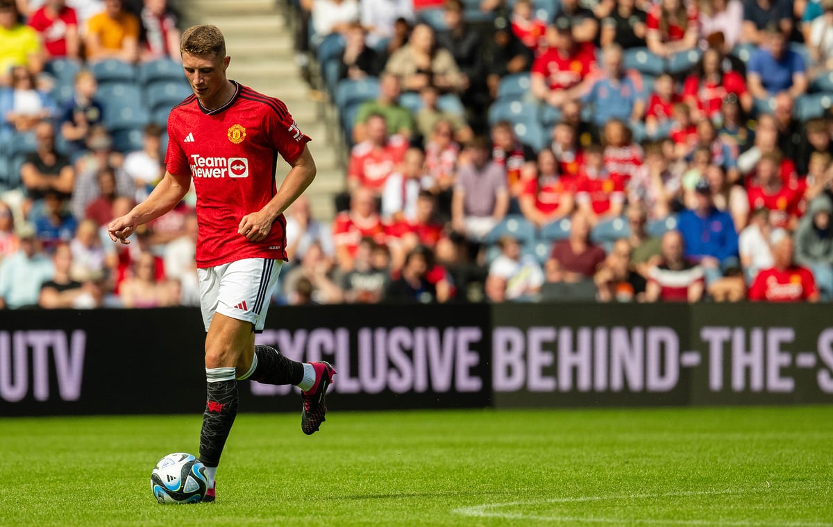 Man Utd announce departure of defender who played three times in