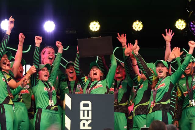 Danni Wyatt of Southern Brave lifts The Hundred Winners Trophy as she celebrates with teammates after defeating Northern Superchargers during The Hundred Final between Southern Brave Women and Northern Superchargers Women at Lord's Cricket Ground on August 27, 2023 in London, England. (Photo by Julian Finney/Getty Images)