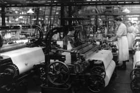 The inside of a cotton mill in Manchester at the start of the 20th century