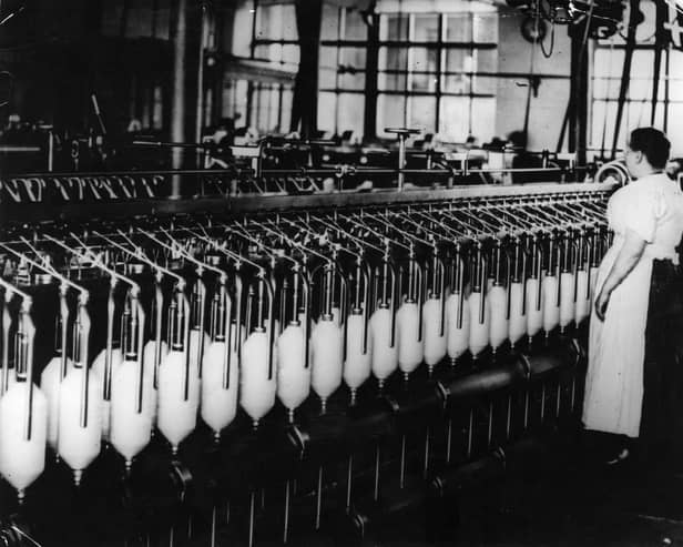 circa 1909: Jones' Cotton Mill, Manchester. (Photo by Topical Press Agency/Getty Images)