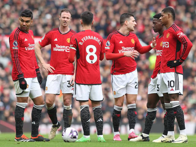Casemiro, Jonny Evans, Bruno Fernandes, Diogo Dalot, Kobbie Mainoo and Marcus Rashford of Manchester United