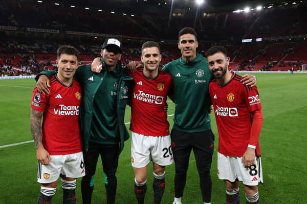 Lisandro Martinez, Anthony Martial, Diogo Dalot, Raphael Varane and Bruno Fernandes of Manchester United