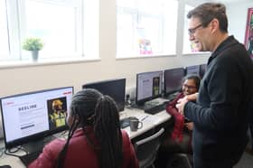 Andy Burnham visit to Rayner Stephens High School in Tameside to announce Beeline platform, part of the MBACC. For use by newswire partners. Credit: GMCA

