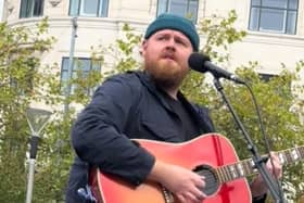 Tom Walker performing in Piccadilly Gardens on Wednesday afternoon. Picture: @juebolton/tiktok