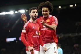 Bruno Fernandes of Manchester United celebrates with Joshua Zirkzee