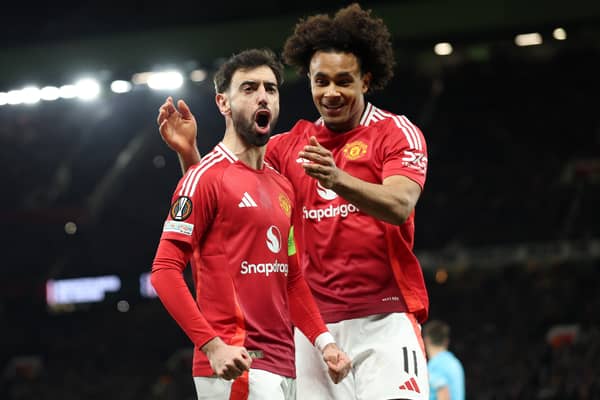 Bruno Fernandes of Manchester United celebrates with Joshua Zirkzee