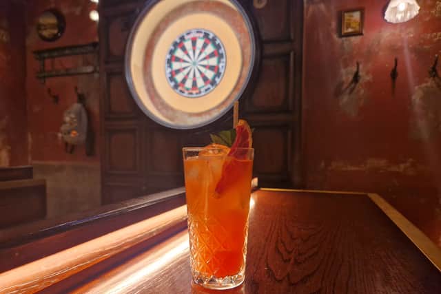 The zesty alcohol-free awakening features Seedlip Garden's herbal notes, the tropical tang of passion fruit, a hint of sweet grenadine, and the bright citrus of lemon and orange, all topped with the refreshing fizz of Franklin & Sons Pink Grapefruit Soda.