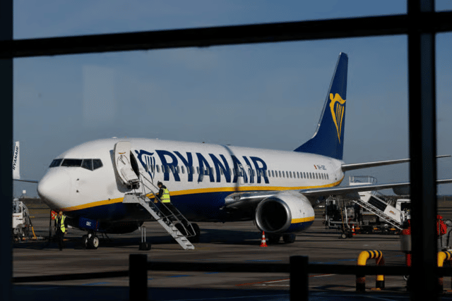 Ryanair’s Boeing 737 to Manchester Airport was evacuated at 12.36am last night before it was due to take off from Son Sant Joan Airport in Palma due to a fire alert. Passengers were evacuated through the emergency exits, with some passengers, ‘acting out of fear’, jumping from the wings directly to the ground to reach safety, leading to some injuries.