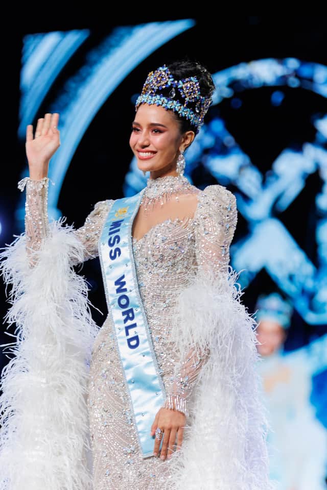 Miss World waving