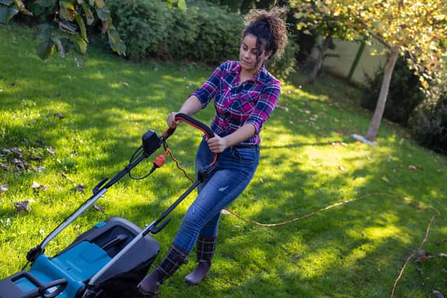 Mowing the lawn burns more calories than water aerobics, researchers found (photo: Adobe)