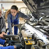 Helping apprentices advance in the workplace (photo: Adobe)
