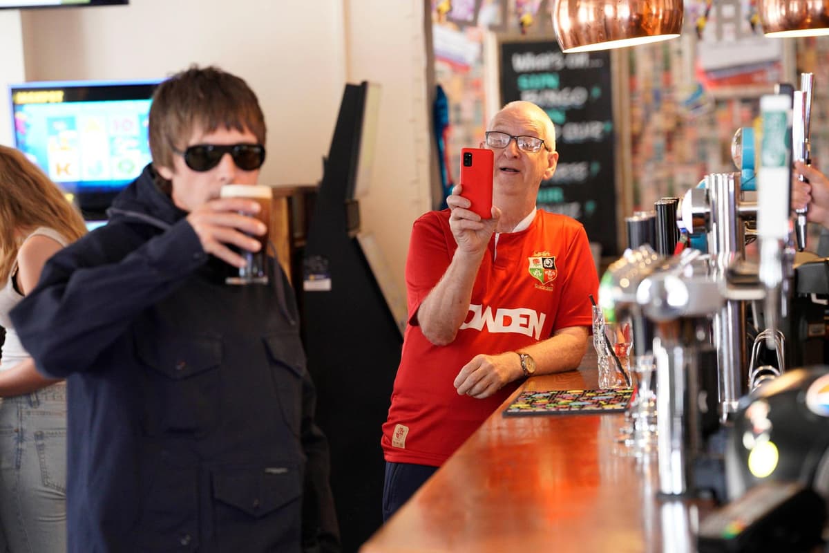 Glorify Pub Famous pub chain launches 'Publife' in celebration of Britpop and Oasis ...